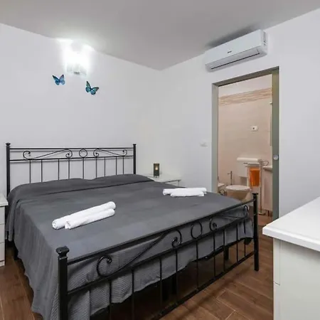 Dajana Holiday home Loborika